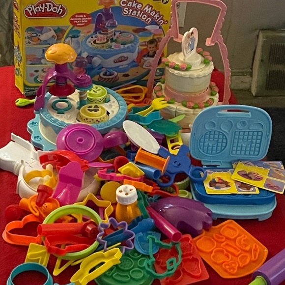 Playdoh and over 4 food creator sets - Picture 6 of 6